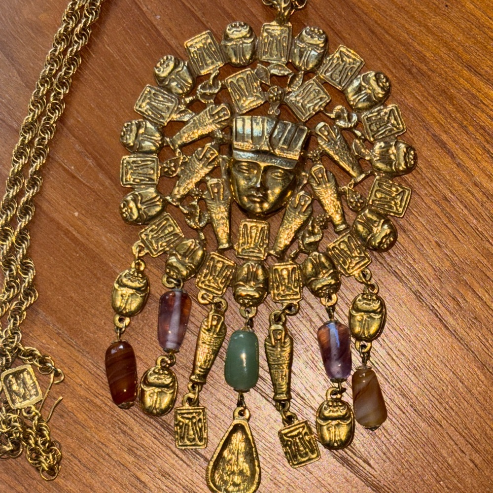 VTG- Goldette- Majestic ‘70s Egyptian Revival Medallion Necklace- J-Hook Agate